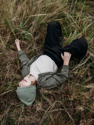 Když říkám softshell do nepohody, myslím to vážně 😄 Lehnout si do trávy? Jasně. Dělat třeba i stojky? Proč ne! Skákat z...